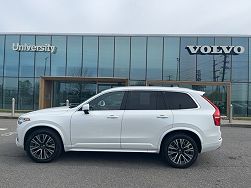 2022 Volvo XC90 T6 Momentum 