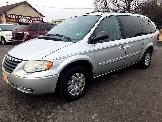 2006 Chrysler Town & Country LX 