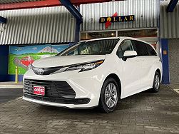 2022 Toyota Sienna LE 