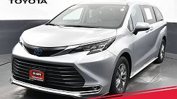 2022 Toyota Sienna XLE 