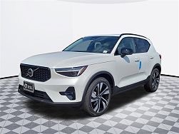 2024 Volvo XC40 B5 Ultimate Dark Theme